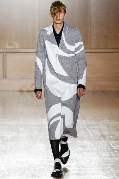 Look 18